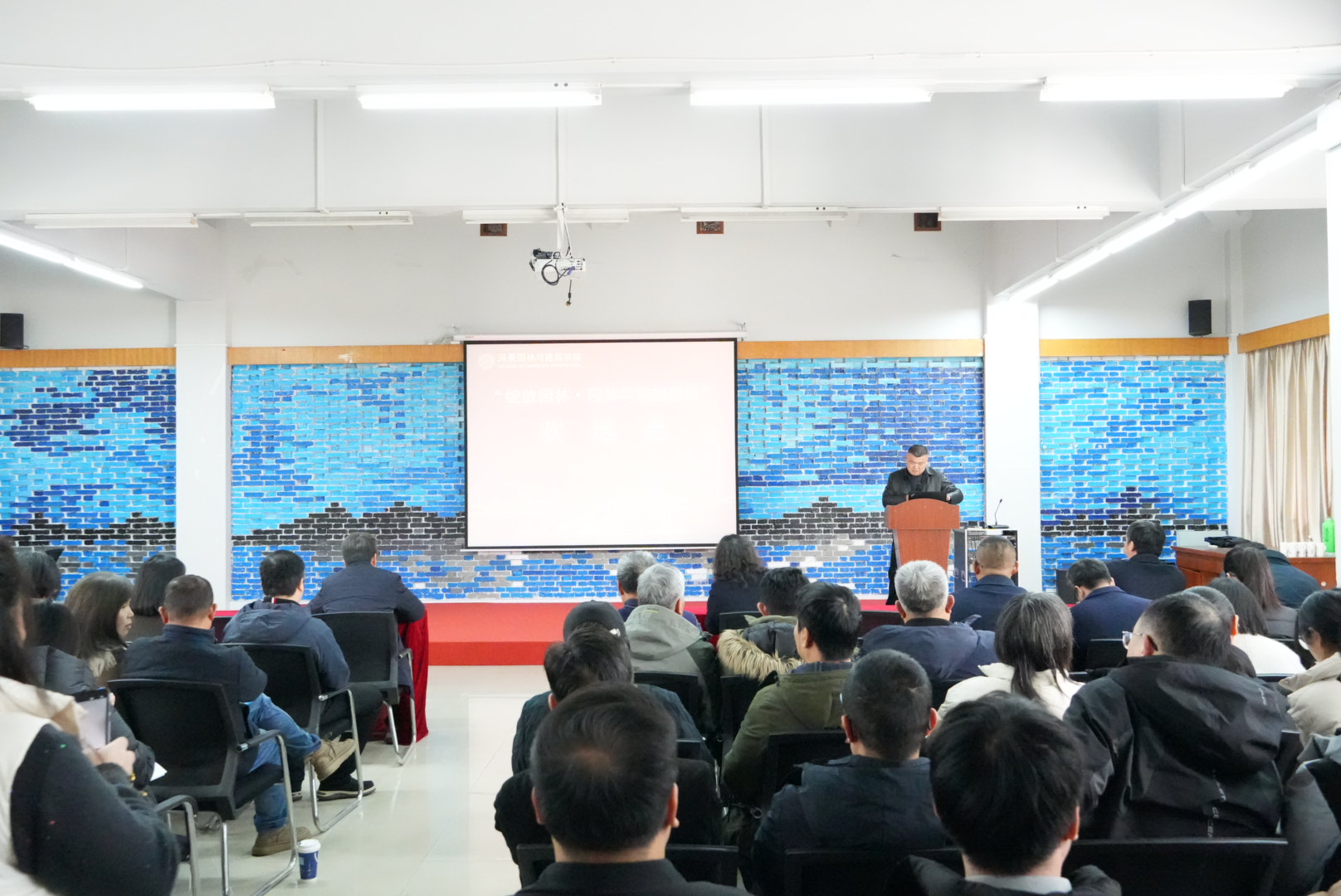 裸聊直播
召开新学期教职工大会暨欢送会、迎新会